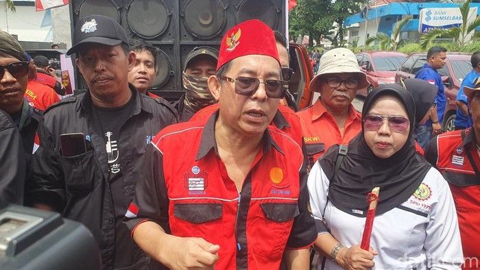 Aksi buruh Sumsel tuntut revisi upah sektoral.