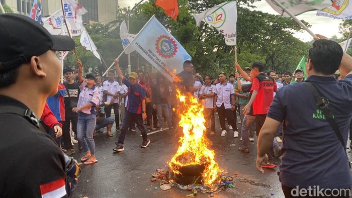 Aksi para buruh se-Jateng di Halaman Kantor Gubernur Jateng, Kelurahan Mugassari, Kecamatan Semarang Selatan, Rabu (18/12/2024).