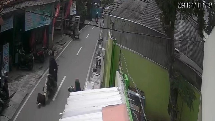 Aksi pencurian sepeda motor terjadi hingga korban terseret-seret di jalan di Semper Timur, Cilincing, Jakarta Utara. (screenshot video viral)
