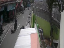 Pertahankan Motor yang Dicuri, Wanita Terseret 100 Meter