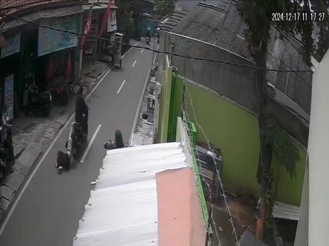 Aksi pencurian sepeda motor terjadi hingga korban terseret-seret di jalan di Semper Timur, Cilincing, Jakarta Utara. (screenshot video viral)