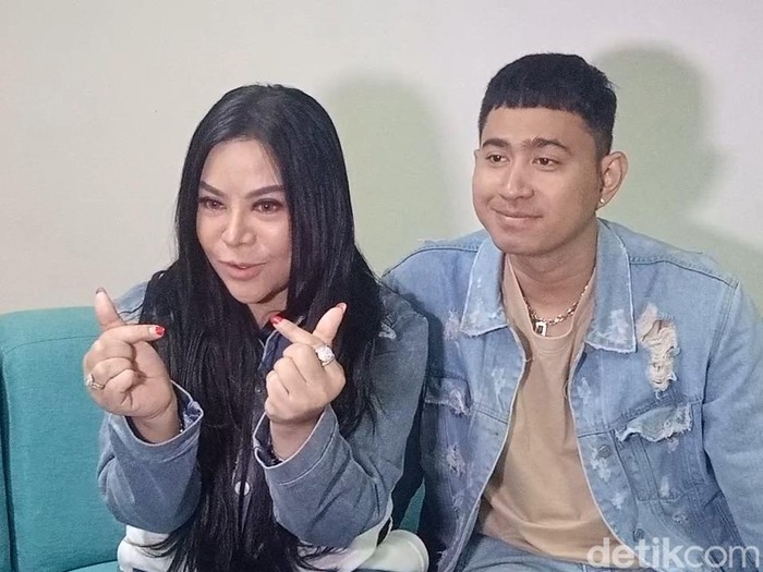 Anisa Bahar dan calon suaminya.