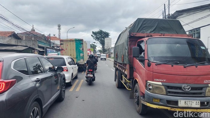 Arus Lalu Lintas di Jalan Raya Padalarang