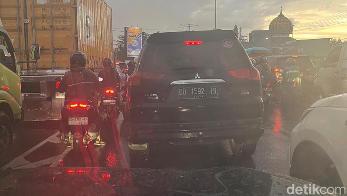 Arus lalu lintas di Makassar macet.