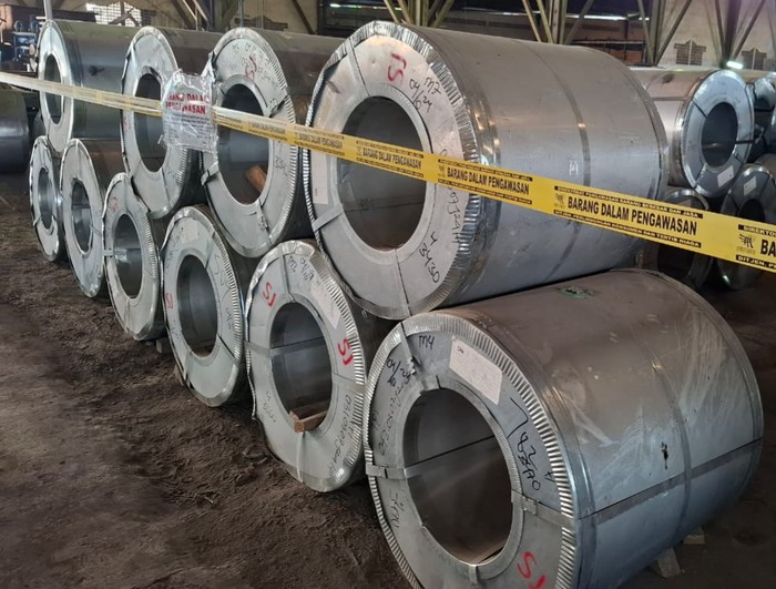 Baja Tak Sesuai SNI Senilai Rp 23 M Disita, Ini Penampakannya Kemendag menyita 83.306 baja lembaran lapisan seng (BjLS) dan 290 steel coil. Produk baja itu disita karena tidak sesuai dengan Standar Nasional Indonesia (SNI).