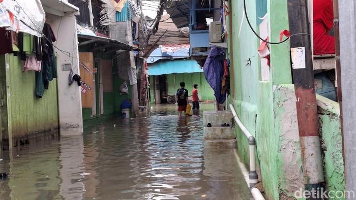 Banjir luapan air laut (rob) masih menggenangi sejumlah wilayah di kawasan Muara Angke, Penjaringan, Jakarta Utara (Jakut). (Taufiq Syarifudin/detikcom)