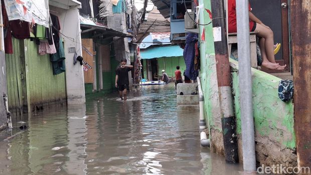 Banjir luapan air laut (rob) masih menggenangi sejumlah wilayah di kawasan Muara Angke, Penjaringan, Jakarta Utara (Jakut). (Taufiq Syarifudin/detikcom)