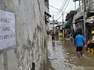 Potret Nelangsa Warga Dilanda Banjir Rob di Jakarta Utara