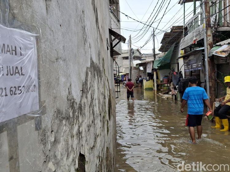 Potret Nelangsa Warga Dilanda Banjir Rob di Jakarta Utara