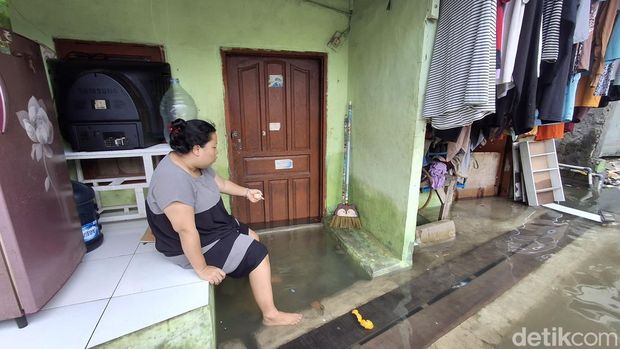 Banjir luapan air laut (rob) masih menggenangi sejumlah wilayah di Muara Angke, Penjaringan, Jakut. (Taufiq S/detikcom)