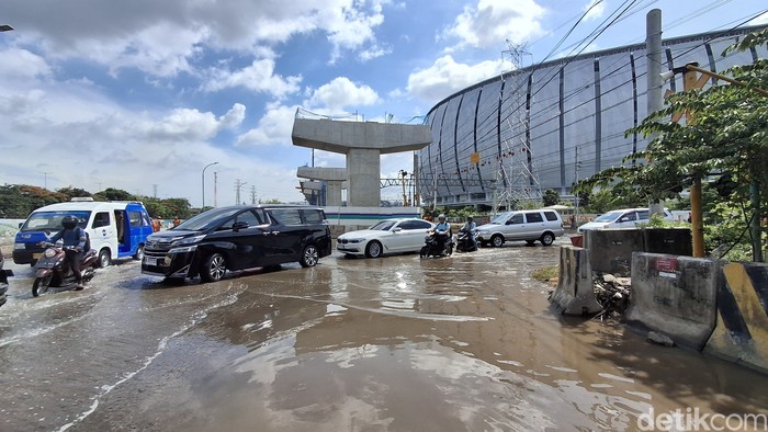 Banjir rob di kawasan sebelah utara dari JIS, Jakarta Utara, menggenang lagi pada 18 Desember 2024 siang. (Taufiq Syarifudin/detikcom)