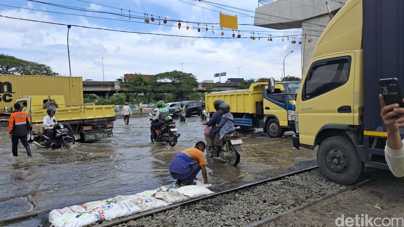 Banjir rob di kawasan sebelah utara dari JIS, Jakarta Utara, menggenang lagi pada 18 Desember 2024 siang. (Taufiq Syarifudin/detikcom)