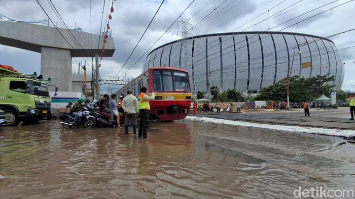 Banjir rob di sekitar Jakarta International Stadium (JIS) Jakarta Utara meninggi lagi siang ini. KRL rute Tanjung Priok-Ancol dan sebaliknya masih beroperasi. (Taufiq S/detikcom)