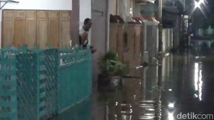 Banjir rob kembali melanda permukiman warga di Bangkalan. Sudah 4 hari ribuan rumah terendam.