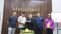Direktur Utama Mega Syariah Yuwono Waluyo (kedua kiri) bersama Direktur Bisnis Mega Syariah Rasmoro Pramono Aji (kiri) dan Direktur Operasi dan Teknologi Mega Syariah Slamet Riyadi (kedua kanan) berbincang dengan nasabah prioritas disela-sela acara peresmian Bank Mega Syariah Prioritas cabang Tanjung Karang, Jakarta Pusat.