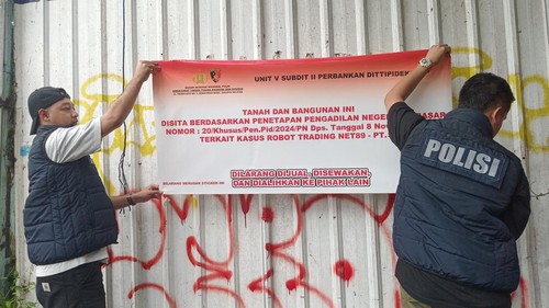 Polisi menyita aset dari investasi bodong robot trading NET89 di Denpasar, Bali, Rabu (18/12/2024). Aset itu merupakan pencucian uang oleh pengelola robot trading NET 89.
