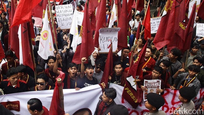 Bawa Tikus Putih, Pendemo Desak KPK Tangkap Harun Masiku Massa dari berbagai elemen masyarakat dengan membawa tikus gelar demo di depan gedung KPK, Jakarta. Mereka menuntut KPK serius mengejar dan menangkap Harun Masiku.