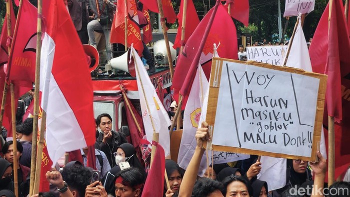 Bawa Tikus Putih, Pendemo Desak KPK Tangkap Harun Masiku Massa dari berbagai elemen masyarakat dengan membawa tikus gelar demo di depan gedung KPK, Jakarta. Mereka menuntut KPK serius mengejar dan menangkap Harun Masiku.