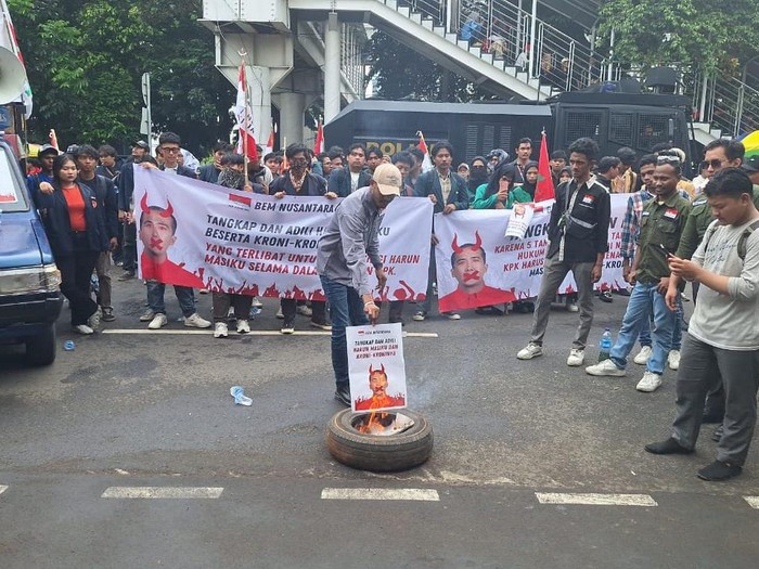 Bemnus gelar demonstrasi desak KPK tangkap Harun Masiku, Rabu (18/12/2024).