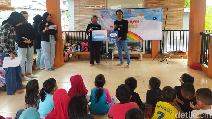 Berbuatbaik.id didukung CT Arsa Foundation menggelar kegiatan edukasi Pelangi Literasi di taman baca Kampung Buku, Cibubur, Jakarta Timur.