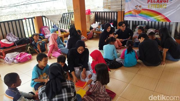 Berbuatbaik.id didukung CT Arsa Foundation menggelar kegiatan edukasi 'Pelangi Literasi' di taman baca Kampung Buku, Cibubur, Jakarta Timur.