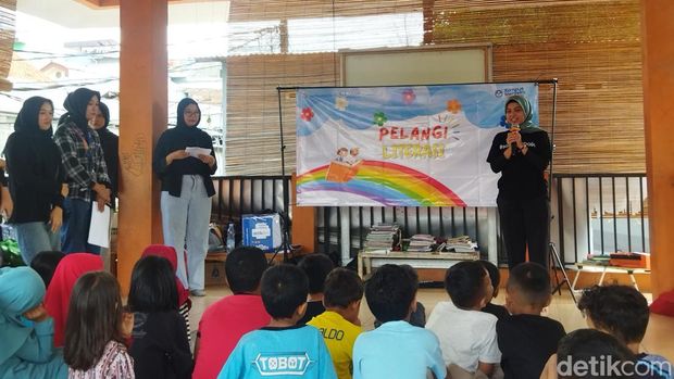 Berbuatbaik.id didukung CT Arsa Foundation menggelar kegiatan edukasi 'Pelangi Literasi' di taman baca Kampung Buku, Cibubur, Jakarta Timur.