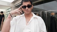 Bio One yang kerap tampil kece bahkan memerhatikan penampilannya saat ke kafe. Gayanya mengenakan kemeja putih tampak keren sambil memegang gelas di tangannya. Foto: Instagram/bojvoyej