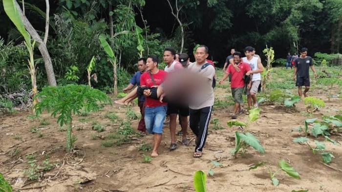 Evakuasi korban setelah ditemukan tewas tenggelam di sungai