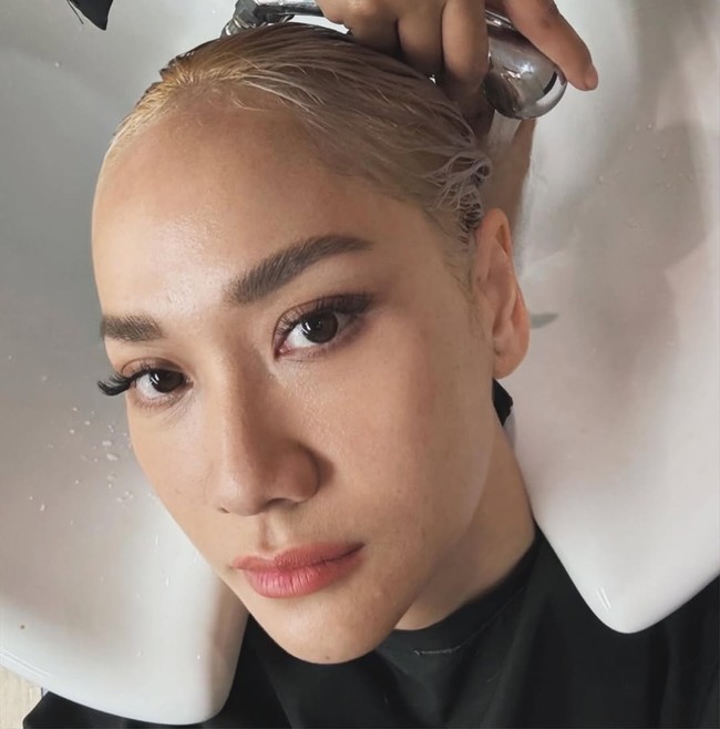 Penyanyi Bunga Citra Lestari memamerkan rambut barunya di Instagram yang membuatnya panen pujian. Rambut panjangnya tergantikan dengan rambut pendek yang membuat wanita 41 tahun itu tampak awet muda. Foto: Instagram Bunga Citra Lestari