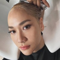 Penyanyi Bunga Citra Lestari memamerkan rambut barunya di Instagram yang membuatnya panen pujian. Rambut panjangnya tergantikan dengan rambut pendek yang membuat wanita 41 tahun itu tampak awet muda. Foto: Instagram Bunga Citra Lestari