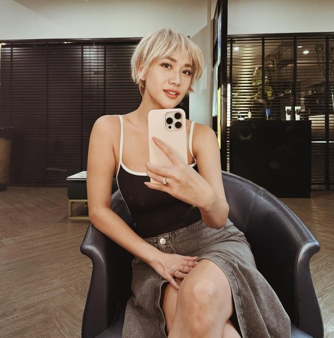 Tampil dengan warna rambut pirang dan potongan bixie, BCL tampil lebih segar. “Welcoming my Bixie hair era.. 😊 #memulaikembali,” keterangan fotonya. Foto: Instagram Bunga Citra Lestari