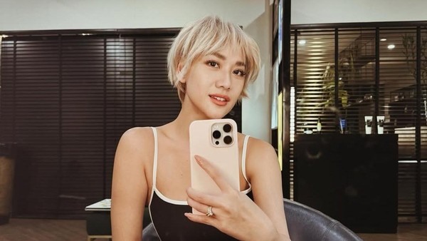 Foto BCL Tampil Awet Muda dengan Rambut Bixie yang Jadi Tren Haircut 2025