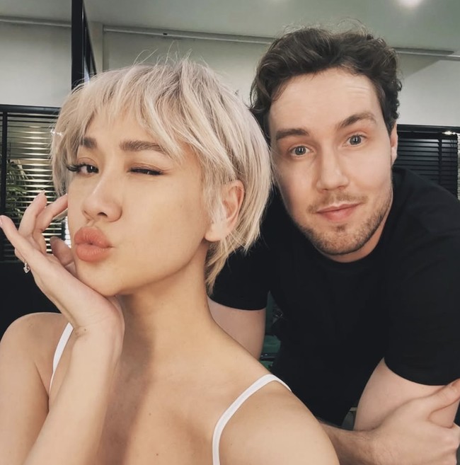 Dipotong oleh hair stylist langganan selebriti Indonesia, Kiefer Lippens, BCL tampak lebih percaya diri dengan rambut pendek barunya itu.  Foto: dok. Instagram @itsmebcl