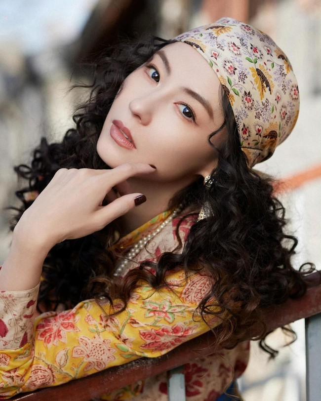 Selagi kemunculannya dirayakan para penggemar, sejumlah netizen orang salah fokus dengan penampilan wajahnya. Beberapa bahkan menudingnya telah melakukan operasi plastik.Foto: Instagram Cecilia Cheung