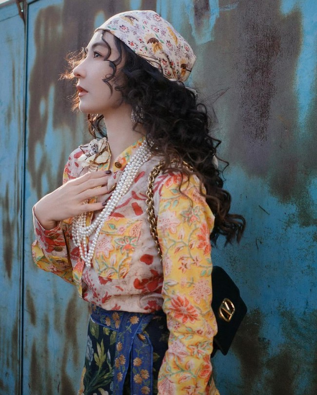 Dalam foto, Cecilia Cheung terlihat cantik dengan gaun silver. Adapun penampilannya yang lain di mana Cecilia memakai blus bermotif bunga. Ia terlihat berbeda mengenakan bandana dan gaya rambut keriting.Foto: Instagram Cecilia Cheung