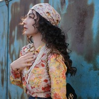 Dalam foto, Cecilia Cheung terlihat cantik dengan gaun silver. Adapun penampilannya yang lain di mana Cecilia memakai blus bermotif bunga. Ia terlihat berbeda mengenakan bandana dan gaya rambut keriting.Foto: Instagram Cecilia Cheung