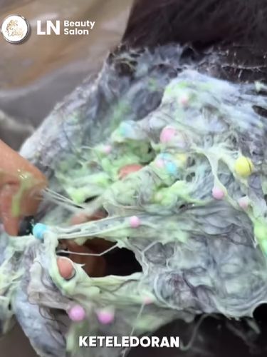 Curhatan ibu yang panik, anaknya menempel slime pada rambutnya. Unggahan tersebut langsung viral di media sosial.