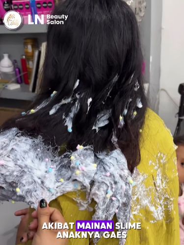 Curhatan ibu yang panik, anaknya menempel slime pada rambutnya. Unggahan tersebut langsung viral di media sosial.