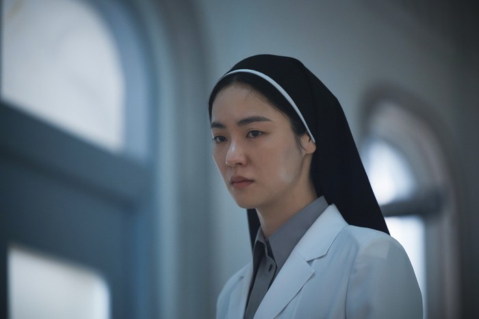 Jeon Yeo Been memerankan Michaela di film Dark Nuns. Tayang di bioskop 24 Januari 2025.