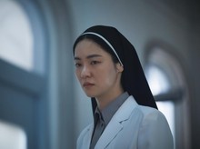 Foto-foto Jeon Yeo Been Jadi Suster Bestie Song Hye Kyo