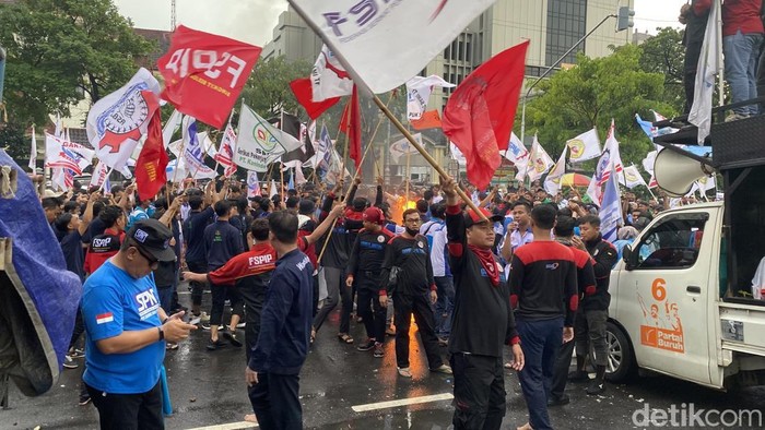 Aksi penetapan UMSK oleh para buruh se-Jateng di Halaman Kantor Gubernur Jateng, Kelurahan Mugassari, Kecamatan Semarang Selatan, Rabu (18/12/2024).
