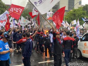 Massa Buruh Tuntut Penetapan UMSK Jateng, Ancam Gugat ke PTUN