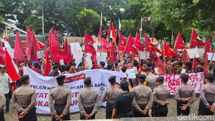 Demo mahasiswa di depan Gedung KPK