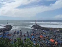 Pesisir Pamayangsari Dihantam Gelombang 3 Meter, Belasan Perahu Rusak