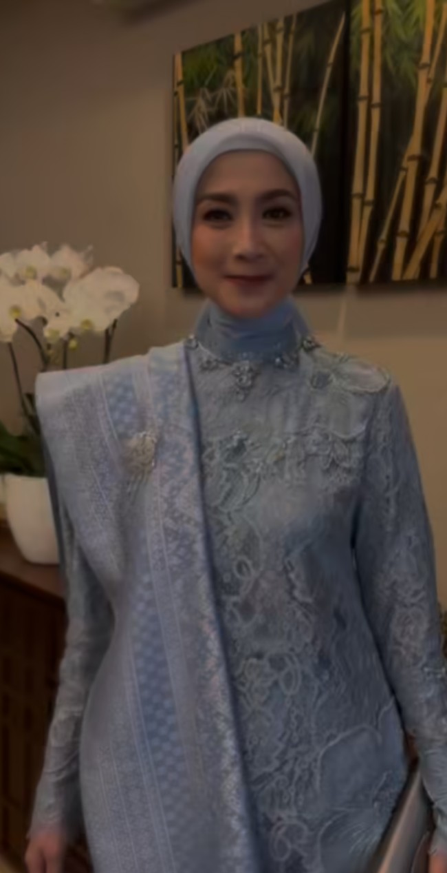 Desy tampil mengenakan kebaya brukat yang dipadukan dengan kain songket senada. Penampilannya juga dilengkapi dengan hijab yang menutupi kepalanya. Foto: Instagram/@desyratnasariterdepan