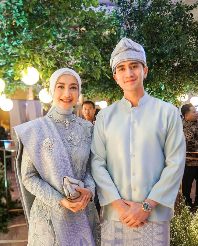 Melengkapi penampilannya, Desy membawa sebuah clutch berwarna abu-abu. Ditambah dengan riasan glam look, Desy makin terlihat memukau. Foto: Instagram/@desyratnasariterdepan