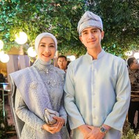 Melengkapi penampilannya, Desy membawa sebuah clutch berwarna abu-abu. Ditambah dengan riasan glam look, Desy makin terlihat memukau. Foto: Instagram/@desyratnasariterdepan