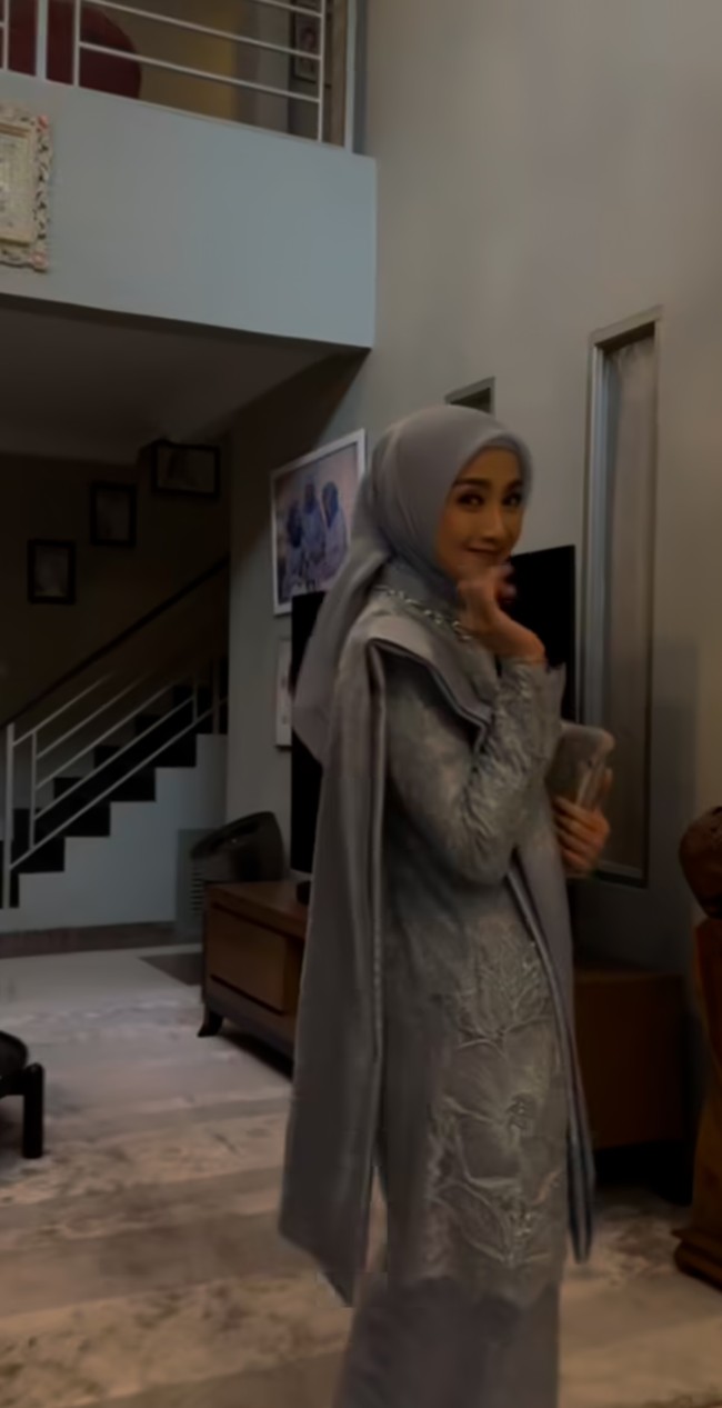 Banyak yang memuji penampilan Desy itu terlihat cantik dan awet muda. “kaya gadis umur 35an,” komentar salah seorang netizen. “Mashaallah cantik awet muda,” tambah netizen lain. Foto: Instagram/@desyratnasariterdepan