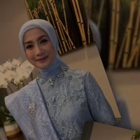 Mempermanis tampilannya, artis senior itu juga menambahkan bros pada kain songket yang dikenakannya. Kebaya yang dikenakan Desy itu tampak simpel namun tetap elegan dengan dihiasi payet silver. Foto: Instagram/@desyratnasariterdepan