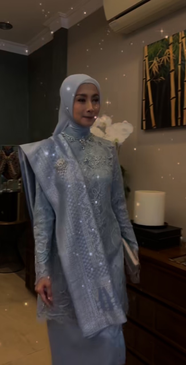 Penampilan Desy Ratnasasi saat menghadiri pernikahan Putri Zulhas dan Zumi Zola kembali mencuri atensi. Tampil dengan kebaya berwarna biru muda, Desy terlihat cantik dan awet muda. Foto: Instagram/@desyratnasariterdepan